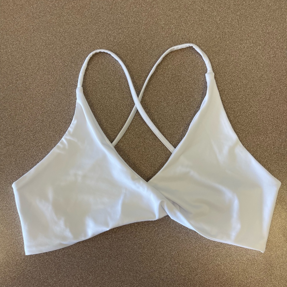 Women’s sport bra, white open back, thin straps, V neck  for training . Size M